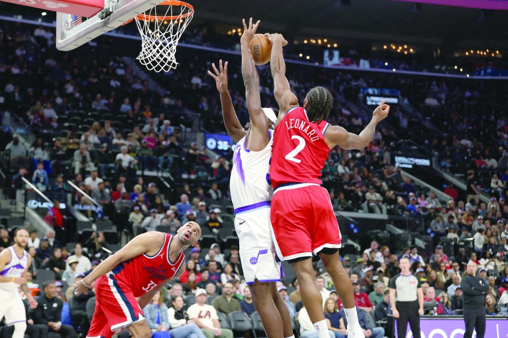 Los Angeles Clippers forward Kawhi Leonard (2) blocks a shot by Utah Jazz forward Oscar Tshiebwe (34) during the first half at Intuit Dome. — Imagn Images