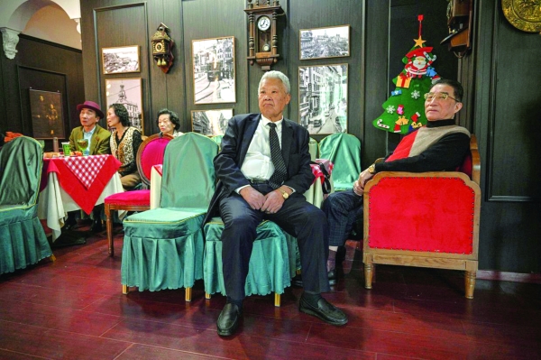 Shanghai's elderly waltz back to the past at lunchtime dance halls