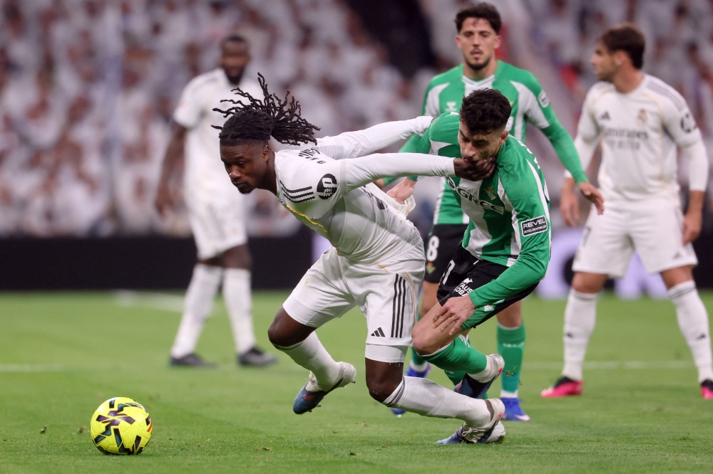 Eduardo Camavinga (L) and Real Betis' Sergi Altimira fight for the ball

