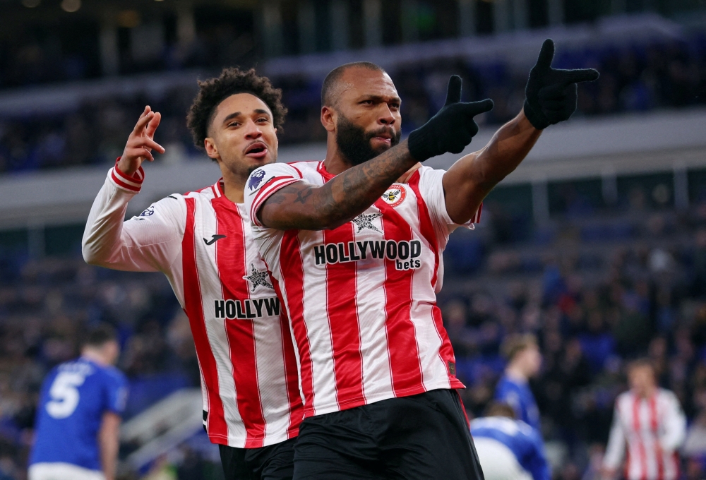 Brentford's Igor Thiago celebrates scoring their third goal with Kevin Schade 
