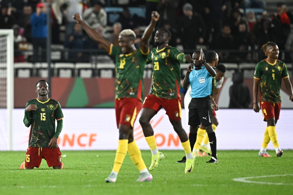 Cameroon's midfielder #15 Arthur Avom prays after the شفؤا