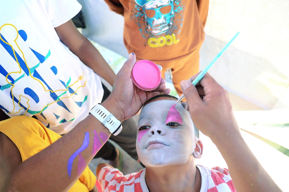 A participant has his face painted in preparation for the Cape Town Minstrel Carnival parade, in Cape Town, South Africa, January 5, 2026. REUTERS/Esa Alexander     TPX IMAGES OF THE DAY