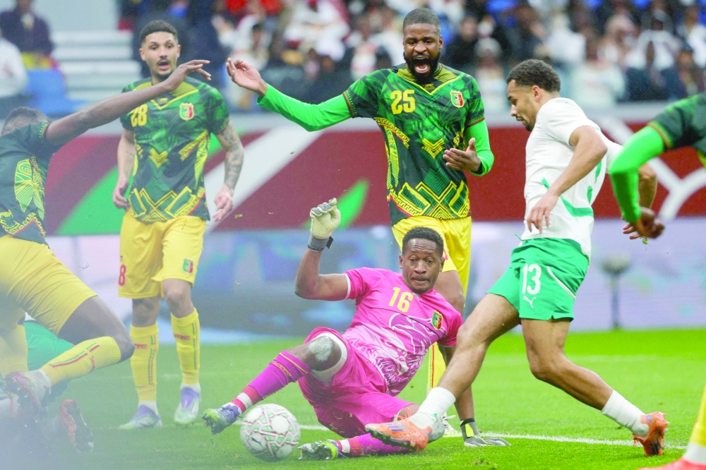 TOPSHOT - Senegal's forward #13 Iliman Ndiaye celebrates scoring his team's first goal in the nets of Mali's goalkeeper #16 Djigui Diarra during the Africa Cup of Nations (CAN) quarter-final football match between Mali and Senegal at the Grand Stadium in Tangiers on January 9, 2026.   (Photo by Abdel Majid BZIOUAT / AFP)

