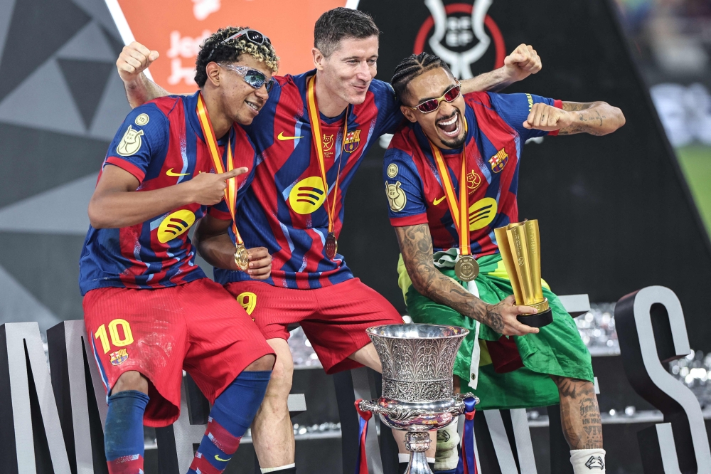 Barcelona's Spanish Lamine Yamal, Polish Robert and Brazilian  Raphinha celebrate after the winning 