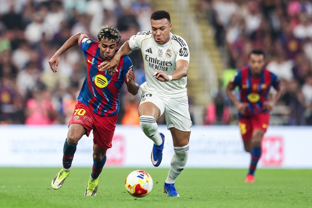 Real Madrid's French forward #10 Kylian Mbappe (R) and Barcelona's Spanish forward #10 Lamine Yamal