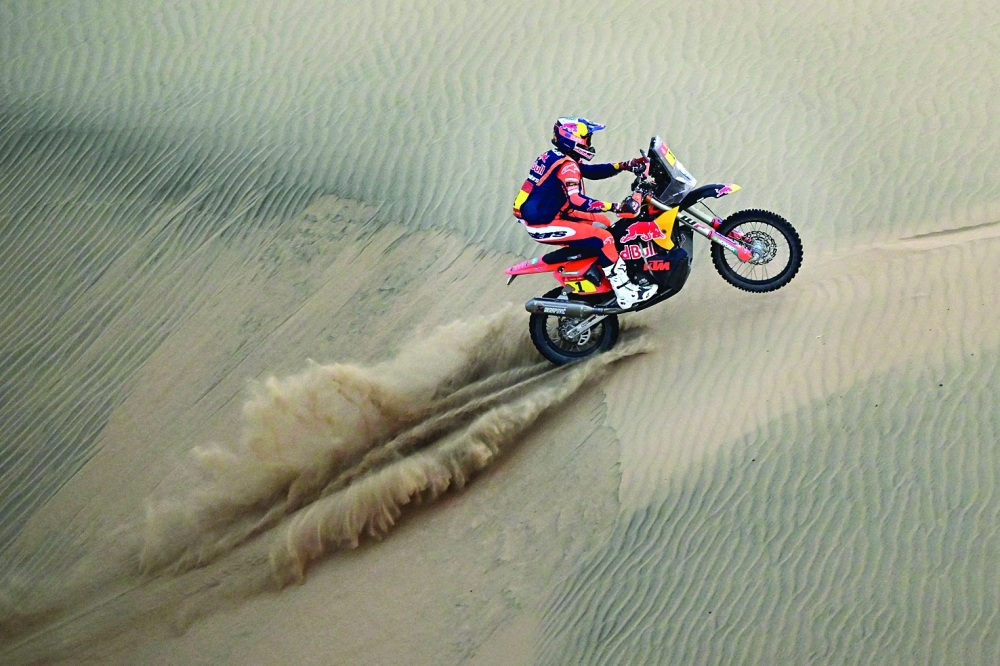 Australian rider Daniel Sanders competes with a Ktm 450 Rally Factory in Stage 10 of the 48th edition of the Dakar Rally 2026, between Bisha and Bisha, Saudi Arabia, on January 14, 2026. (Photo by Giuseppe CACACE / AFP)
