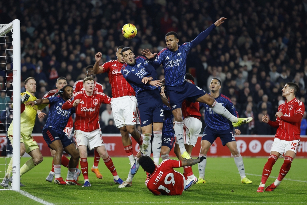  Arsenal's Gabriel Magalhaes and Mikel Merino in action with Nottingham Forest's Murillo 