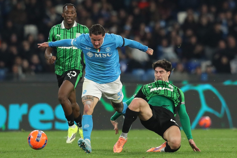 Napoli's Italian defender #30 Pasquale Mazzocchi fights for the ball with Sassuolo's Italian midfielder #44 Edoardo Iannoni 