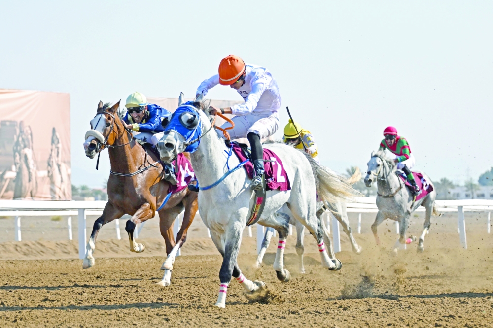 
A shot from the heat race. (Right) Honouring the winners of the sixth round 
— Pictures by Mohammed al Balushi 