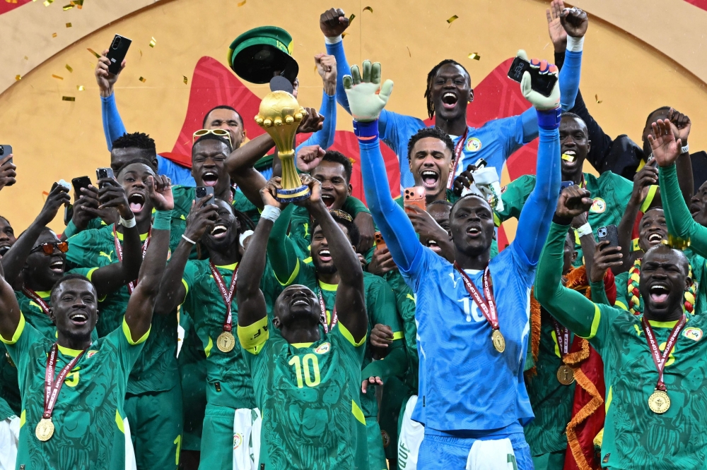 Senegal's forward #10 Sadio Mane holds up the trophy as he celebrates with his teammates  