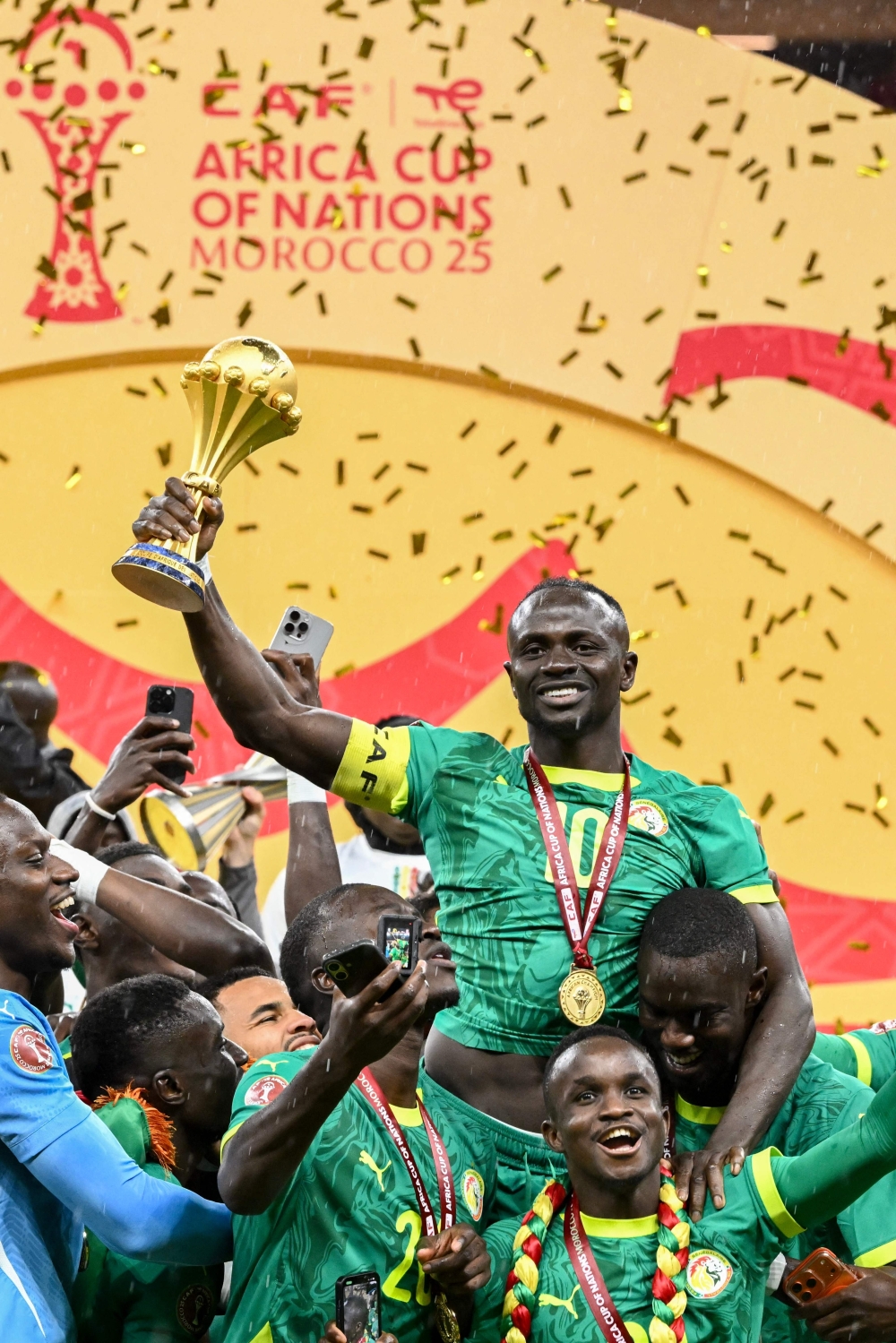 Senegal's forward #10 Sadio Mane holds up the trophy as he celebrates with his teammates 