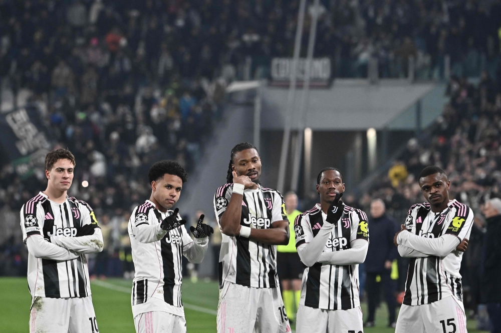Juventus' French midfielder #19 Khephren Thuram-Ulien (C) celebrates scoring his team's first goal  
