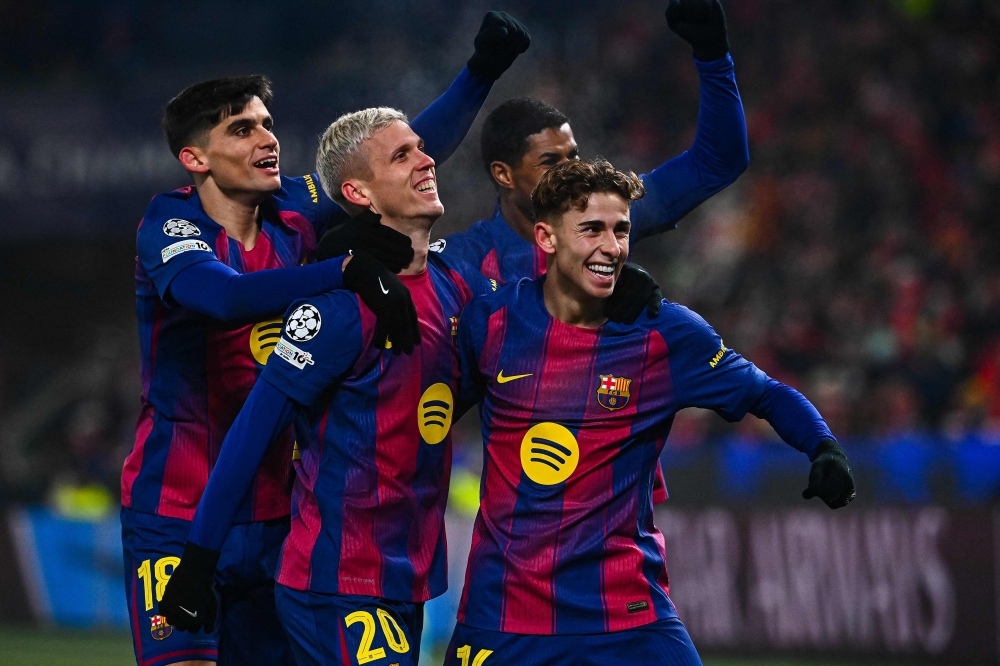 Barcelona's Spanish midfielder #20 Daniel Olmo celebrates his 2-3 with team mates  