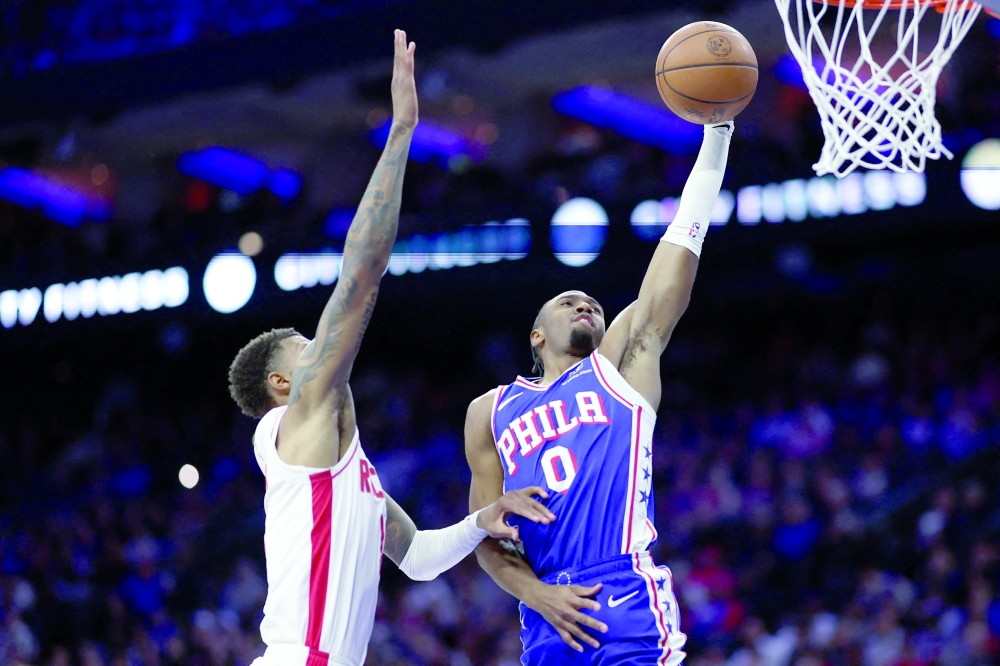 Philadelphia 76ers guard Tyrese Maxey (0) drives for a dunk against Houston Rockets forward Jabari Smith Jr. (10) during the second quarter at Xfinity Mobile Arena. — Imagn Images