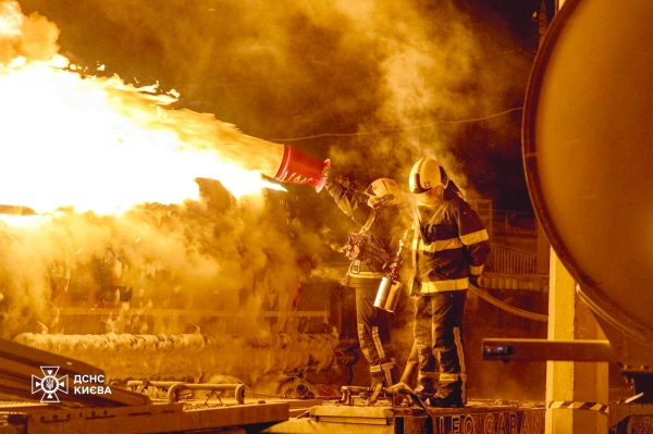 Russian air strikes pound Ukraine amid peace talks