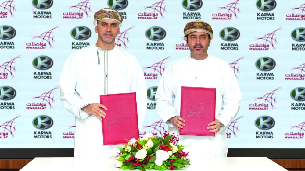 Dr Ibrahim bin Ali al Balushi, CEO, Karwa Motors, and Eng Badr bin Mohammed Al Nadabi, CEO, Mwasalat, after the agreement.