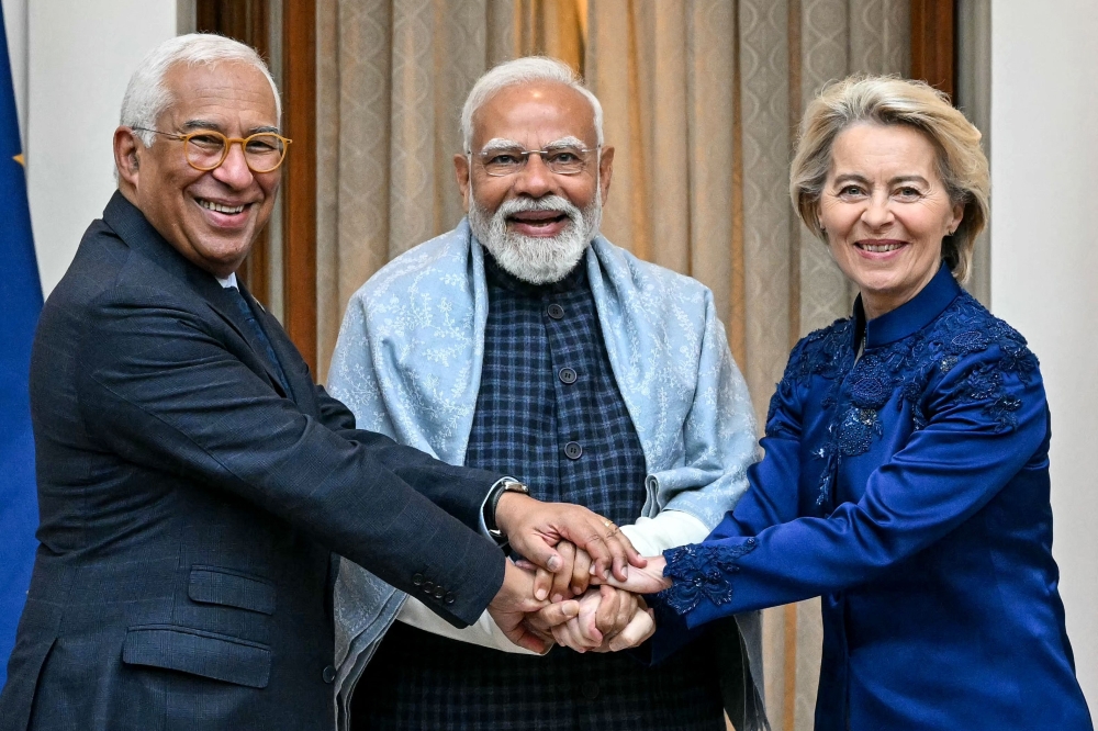 India痴 Prime Minister Narendra Modi (C) poses for a photograph with European Commission President Ursula von der Leyen (R) and European Council President Antonio Costa before their meeting at the Hyderabad House in New Delhi on January 27, 2026.