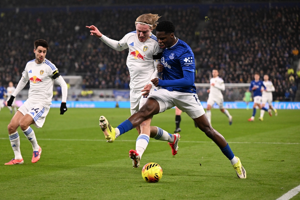  Leeds United's Sebastiaan Bornauw in action with Everton's Thierno Barry 