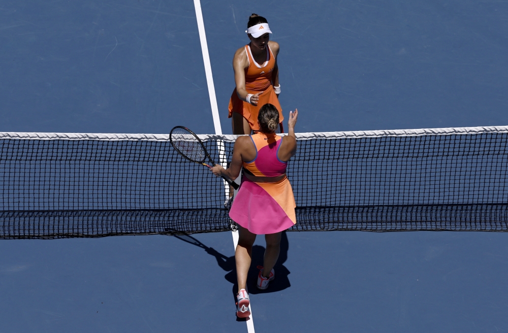  Belarus' Aryna Sabalenka shakes hands with Iva Jovic of the U.S. 