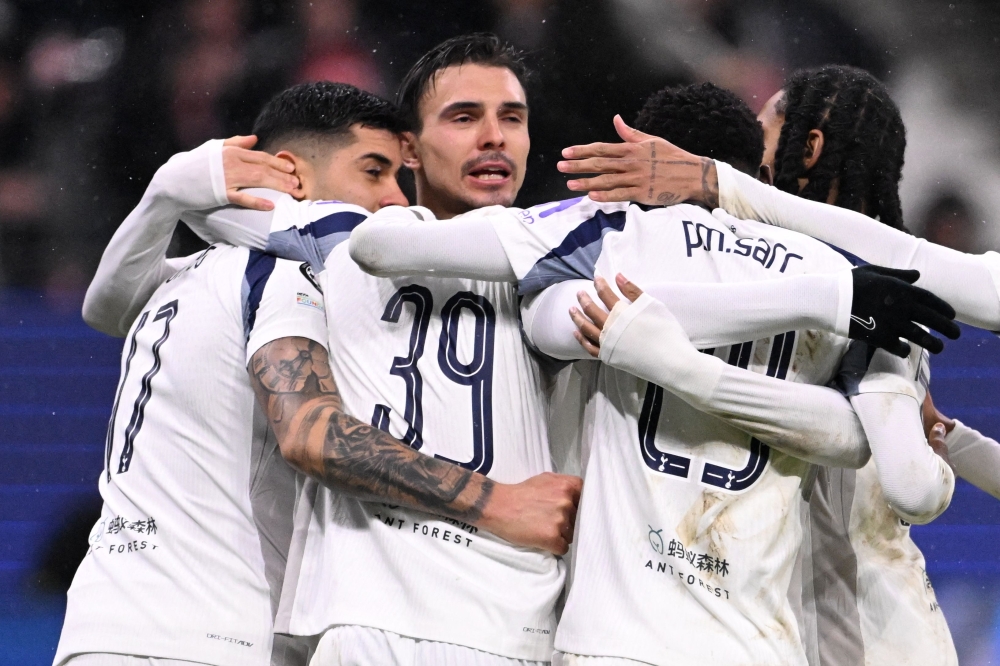  Tottenham Hotspur's French striker #39 Randal Kolo Muani celebrates with his teammates 