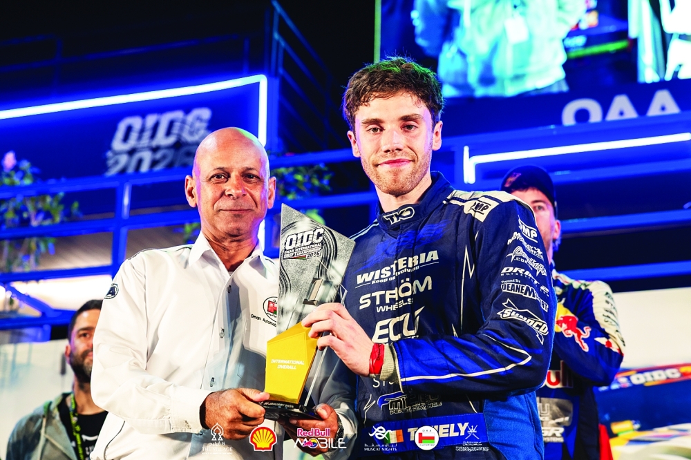 OAA Managing Director Sulaiman al Rawahi handing over the winner's trophy to Tommy Kiely.