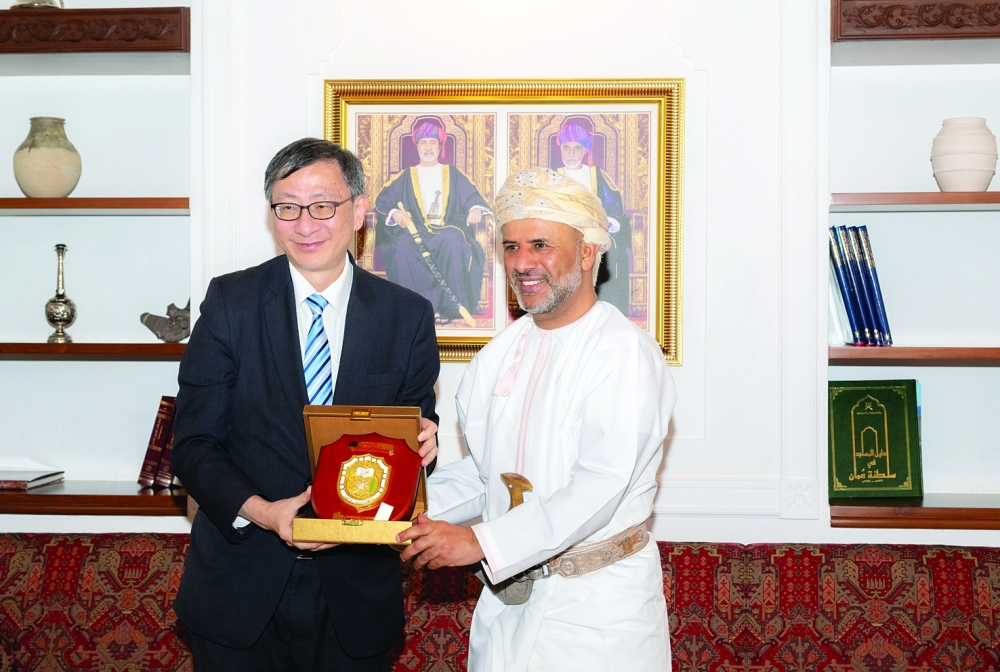 President Prof John Lee Chi-Kin received by HH Sayyid Dr Fahd bin Al Julanda al Said during his visit to SQU.