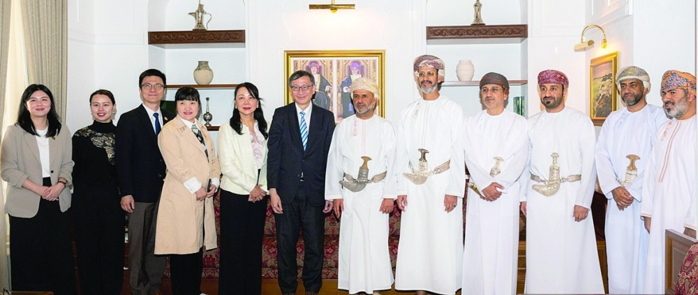 President Prof John Lee Chi-Kin from the Education University of Hong Kong during  his visit to SQU 