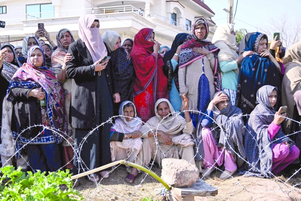 Thousands gather as Pakistan buries blast victims