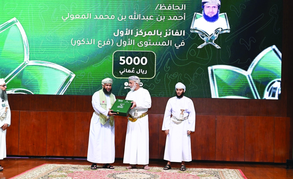 Shaikh Abdulmalik bin Abdullah al Khalili honoured winners of the 'Fastamsik' Quran Memorisation Competition.