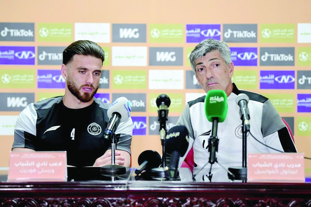 Al Shabab head coach Imanol Alguacil with his player.