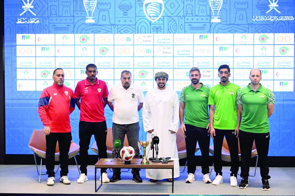Al Nahda team (R) and Oman Club team (L).