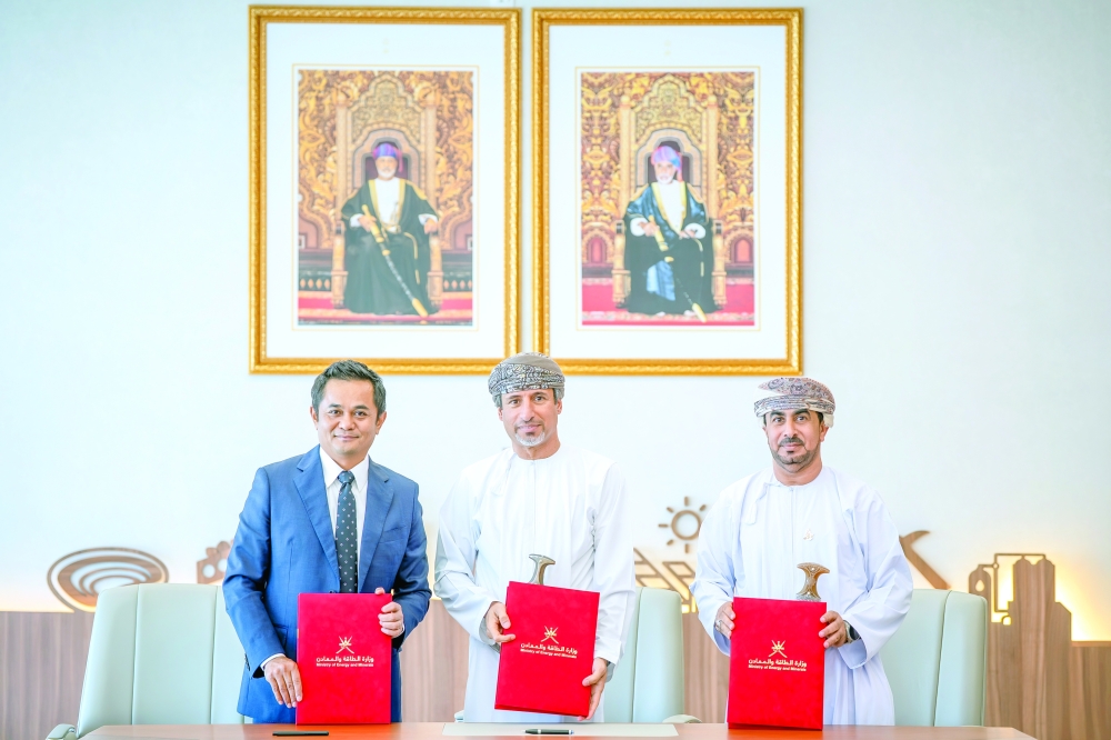 Eng Salim Nasser Al Aufi, Minister of Energy and Minerals; Mahmoud bin Abdullah Al Hashmi from OQEP, and Muhammad Redhani Abdul Rahman from Petronas attended the signing ceremony