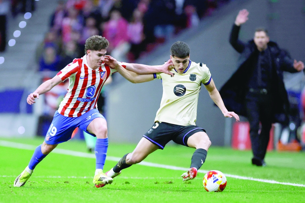 Atletico Madrid's 19 Julian Alvarez and Barcelona's 05 Pau Cubarsi