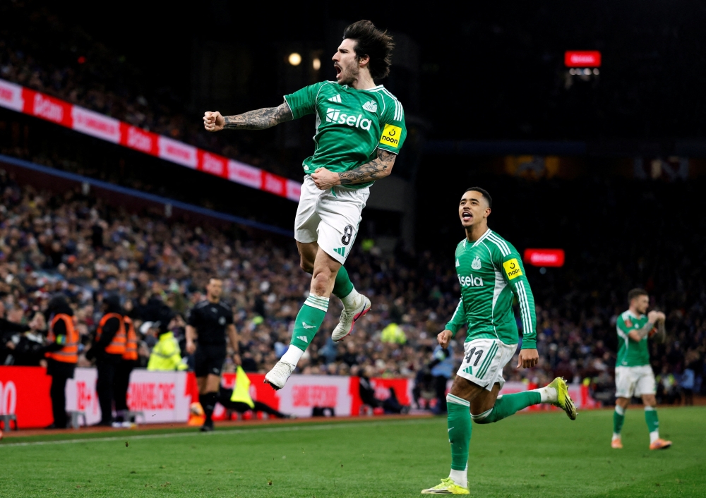 Newcastle United's Sandro Tonali celebrates scoring their second goal with Jacob Ramsey 