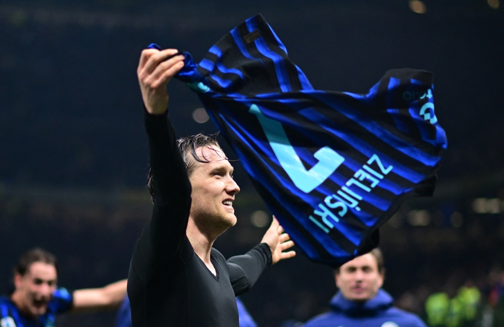  Inter Milan's Piotr Zielinski celebrates scoring their third goal 