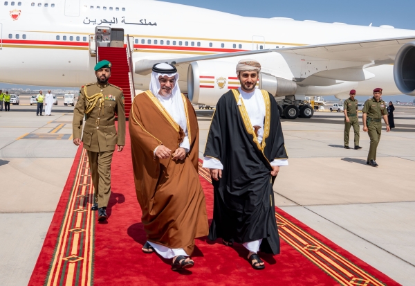 Der bahrainische Kronprinz trifft zu einem privaten Besuch im Oman ein
