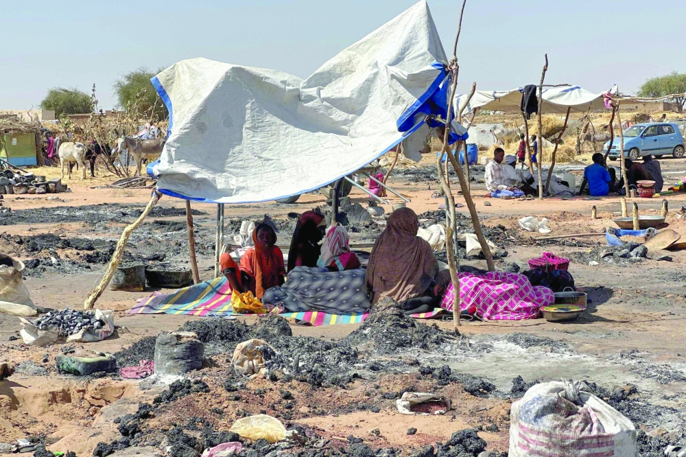 TOPSHOTS-TOPSHOT-SUDAN-CONFLICT-DISPLACED-FIRE