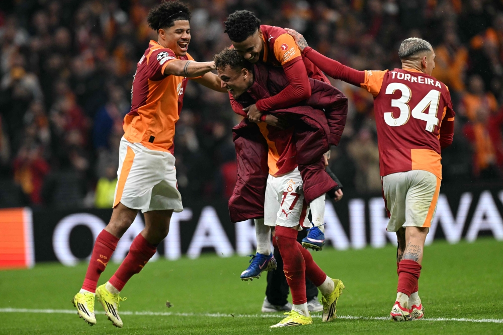 Galatasaray's Dutch forward #77 Noa Lang (C) celebrates with teammates 