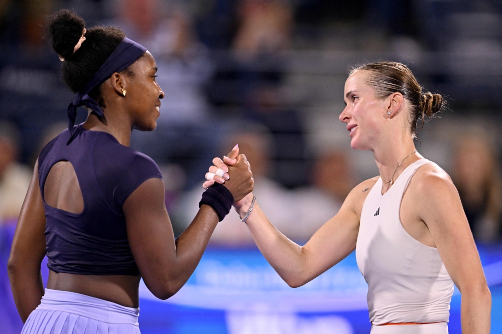 US' Coco Gauff (L) congratulates Ukraine's Elina Svitolina  