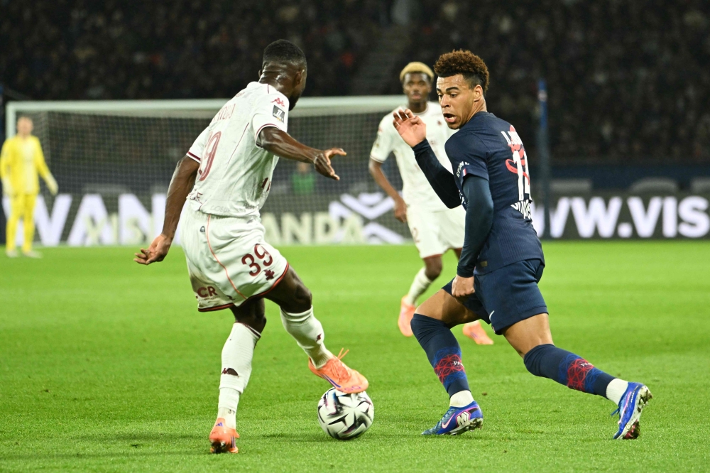 Metz's Ivorian defender #39 Koffi Kouao (L) and Paris Saint-Germain's French midfielder #14 Desire Doue fight for the ball  