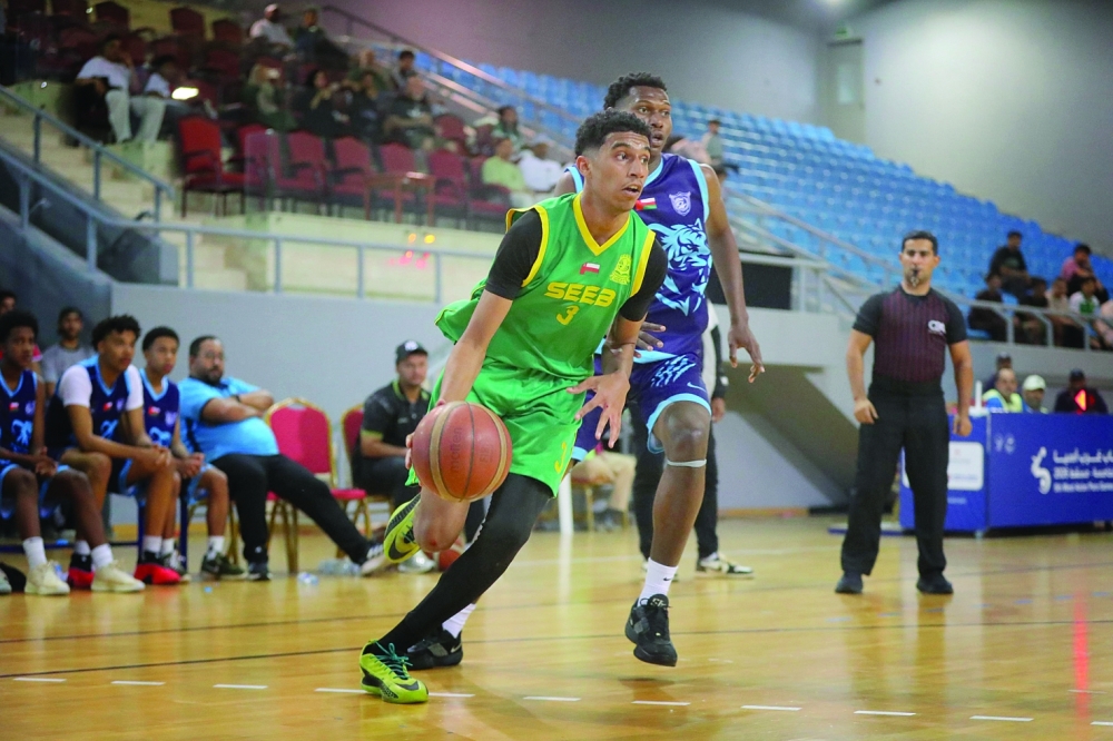 Nizwa player controls the ball. 