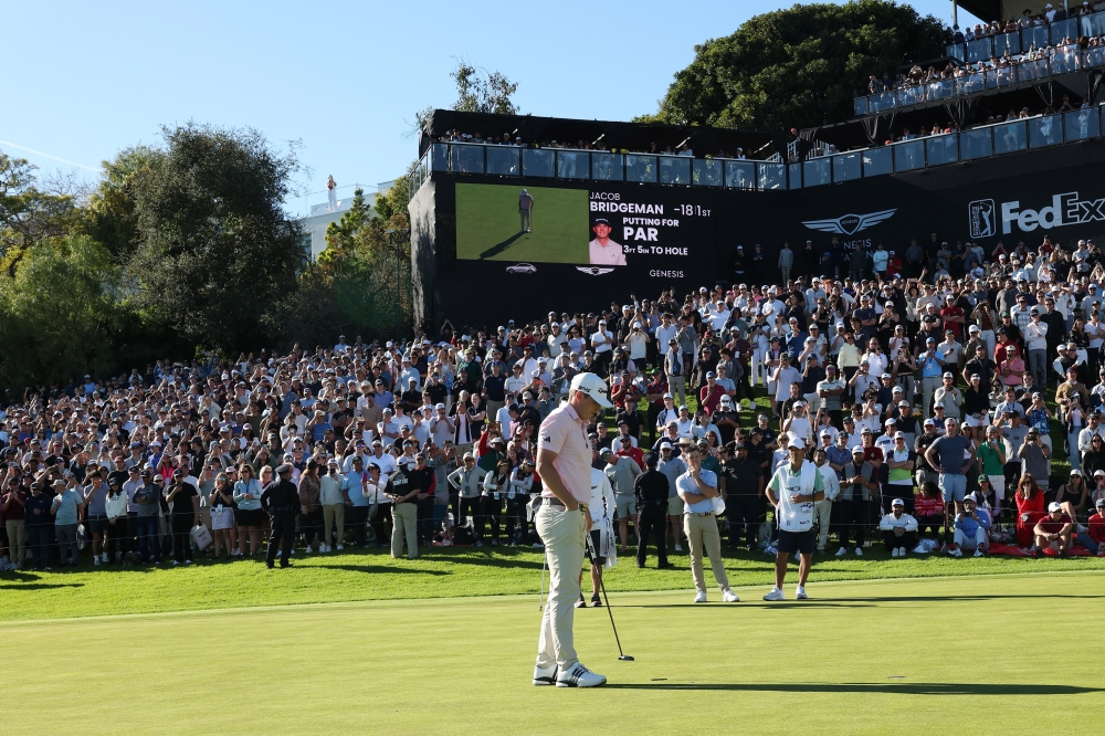 Bridgeman prepares for the winning putt on the 18th green during the final round  