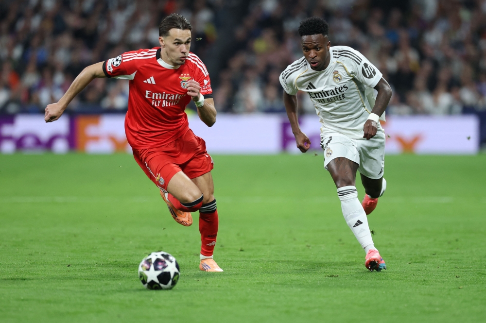 SL Benfica's Bosnian defender #17 Amar Dedic (L) and Real Madrid's Brazilian forward #07 Vinicius Junior fight for the ball  