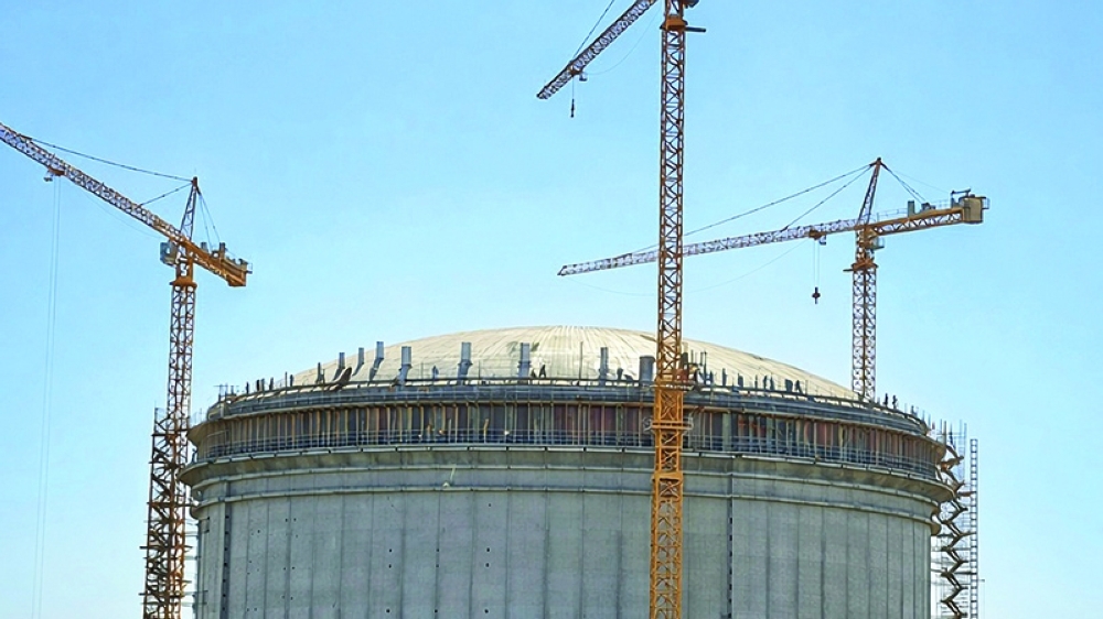 The operation involved the ‘air-raising’ of a 631-tonne steel roof to a height of approximately 40 metres.