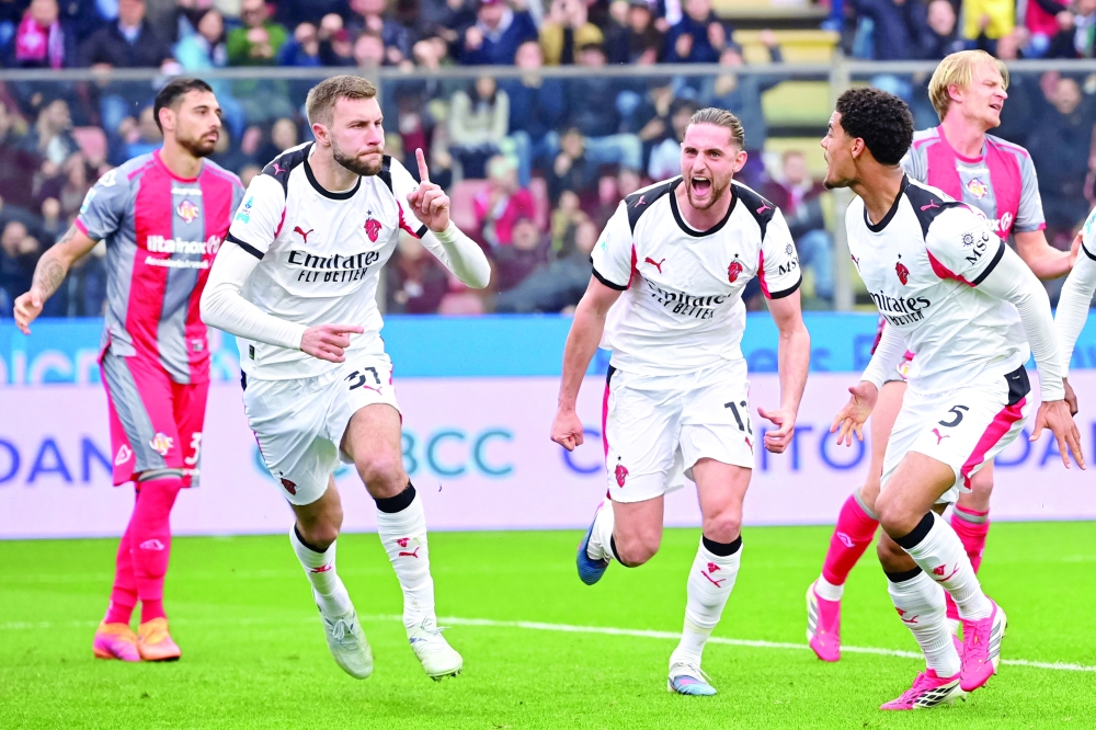 AC Milan's Serbian defender #31 Strahinja Pavlovic (L) celebrates after scoring his team first goal during the Italian Serie A football match between US Cremonese and AC Milan at the Giovanni Zini Stadium in Cremona, nothern Italy on March 1, 2026. (Photo by Piero CRUCIATTI / AFP)
