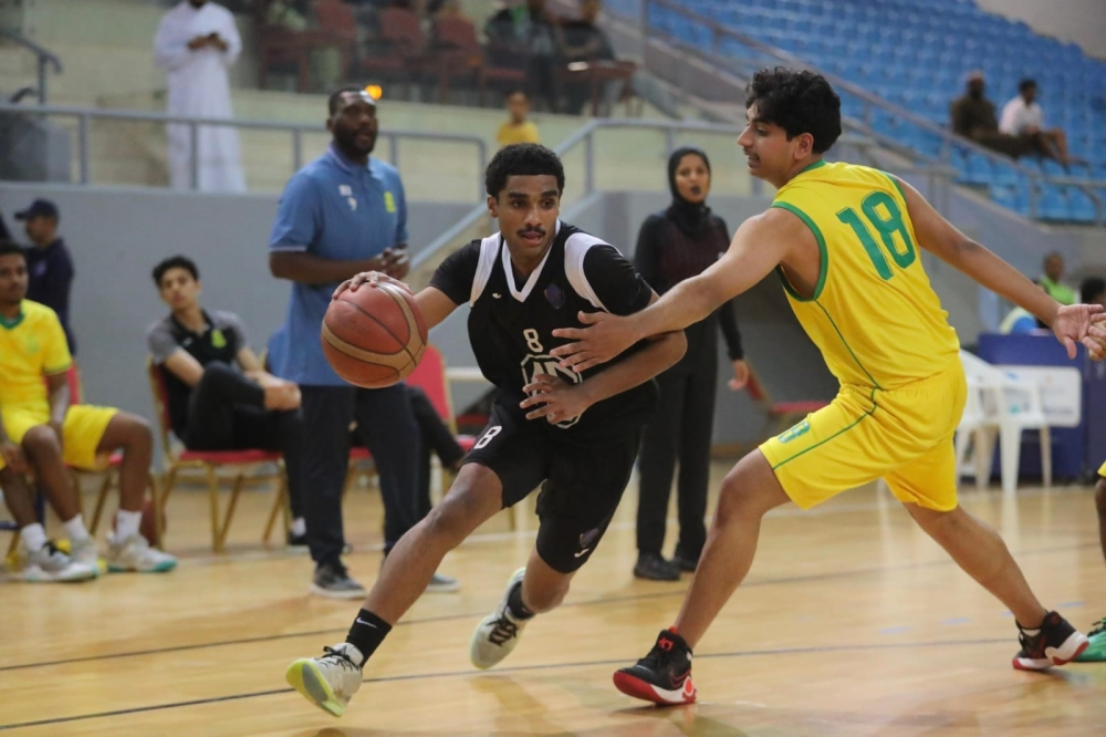 Attempt to intercept and retrieve the ball by a Seeb player. — Ammar al Musafer