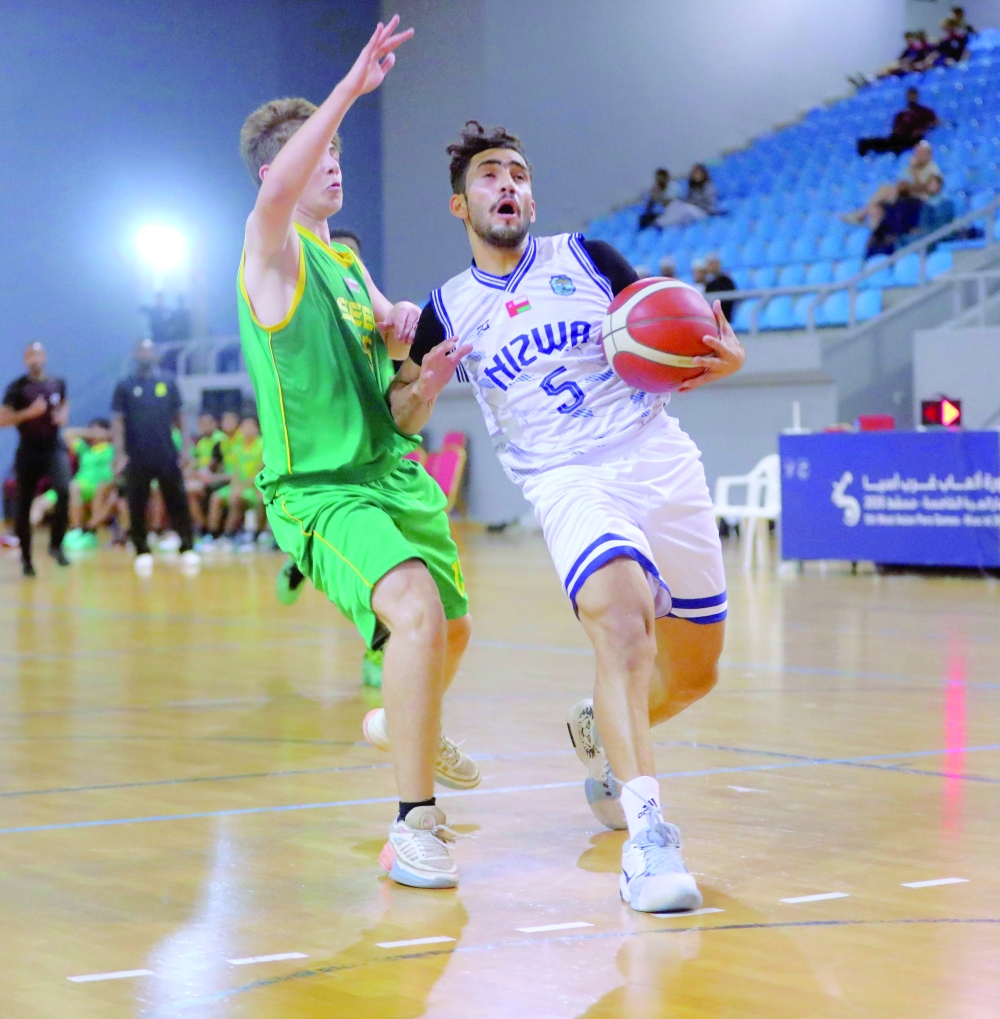 Nizwa and Seeb players in action during the Youth Basketball League. – Ammar al Musafir