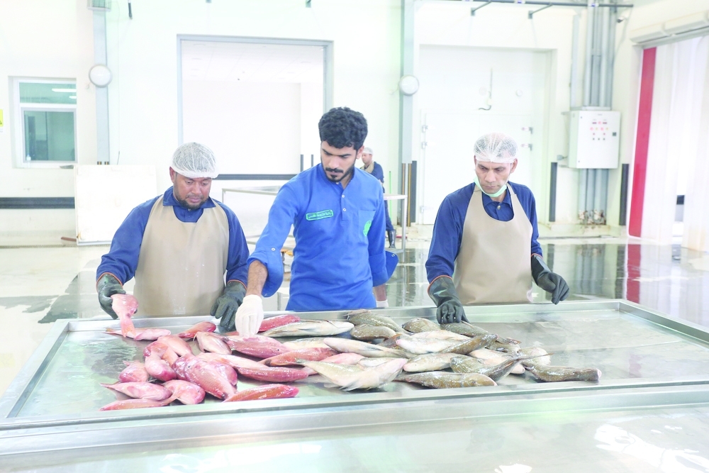 Al Wusta led artisanal landings with 220,813 tonnes.