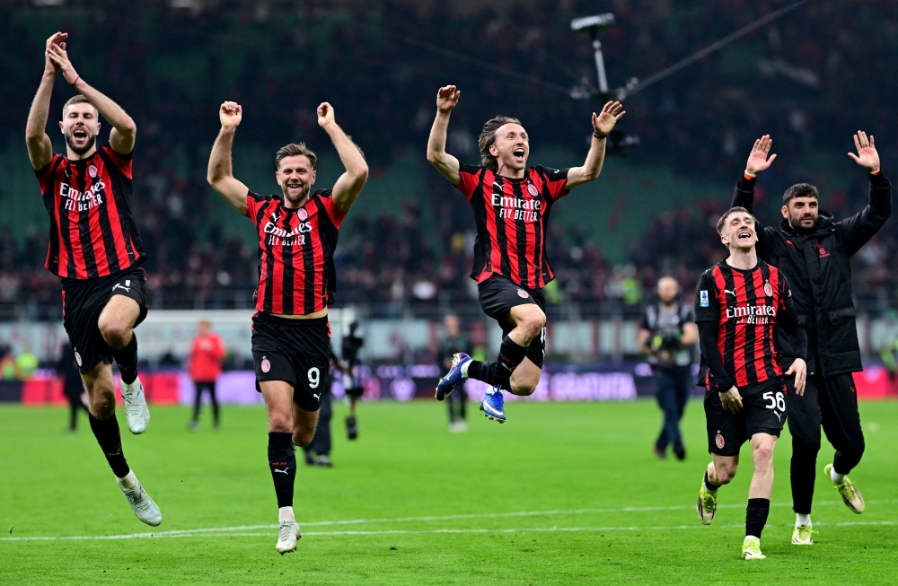  Milan's Luka Modric, Niclas Fullkrug, Strahinja Pavlovic and Alexis Saelemaekers celebrate after the match 