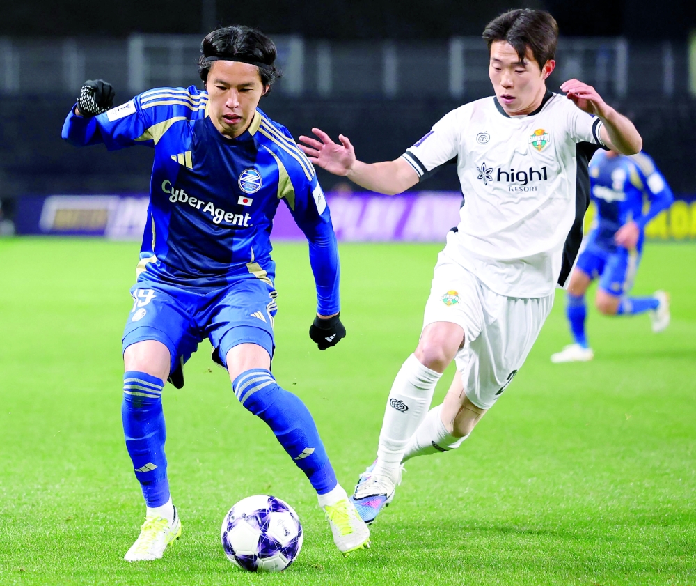 Japan's Machida Zelvia player Yuta Nakayama (L) controls the ball during the AFC Champions League Elite round of 16, 2nd leg football match between Machida Zelvia and South Korea's Gangwon FC at Machida Gion Stadium in Tokyo Prefecture on March 10, 2026. 
 - Japan OUT
 (Photo by JIJI PRESS / AFP)
